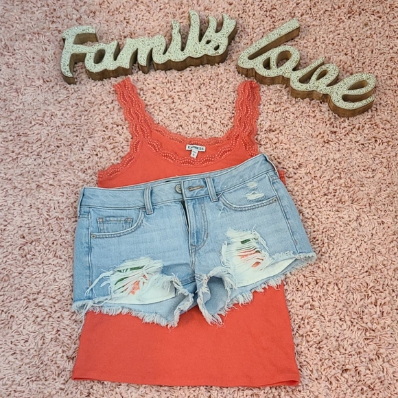 Express shortie low rise jean shorts. - Picture 3 of 8
